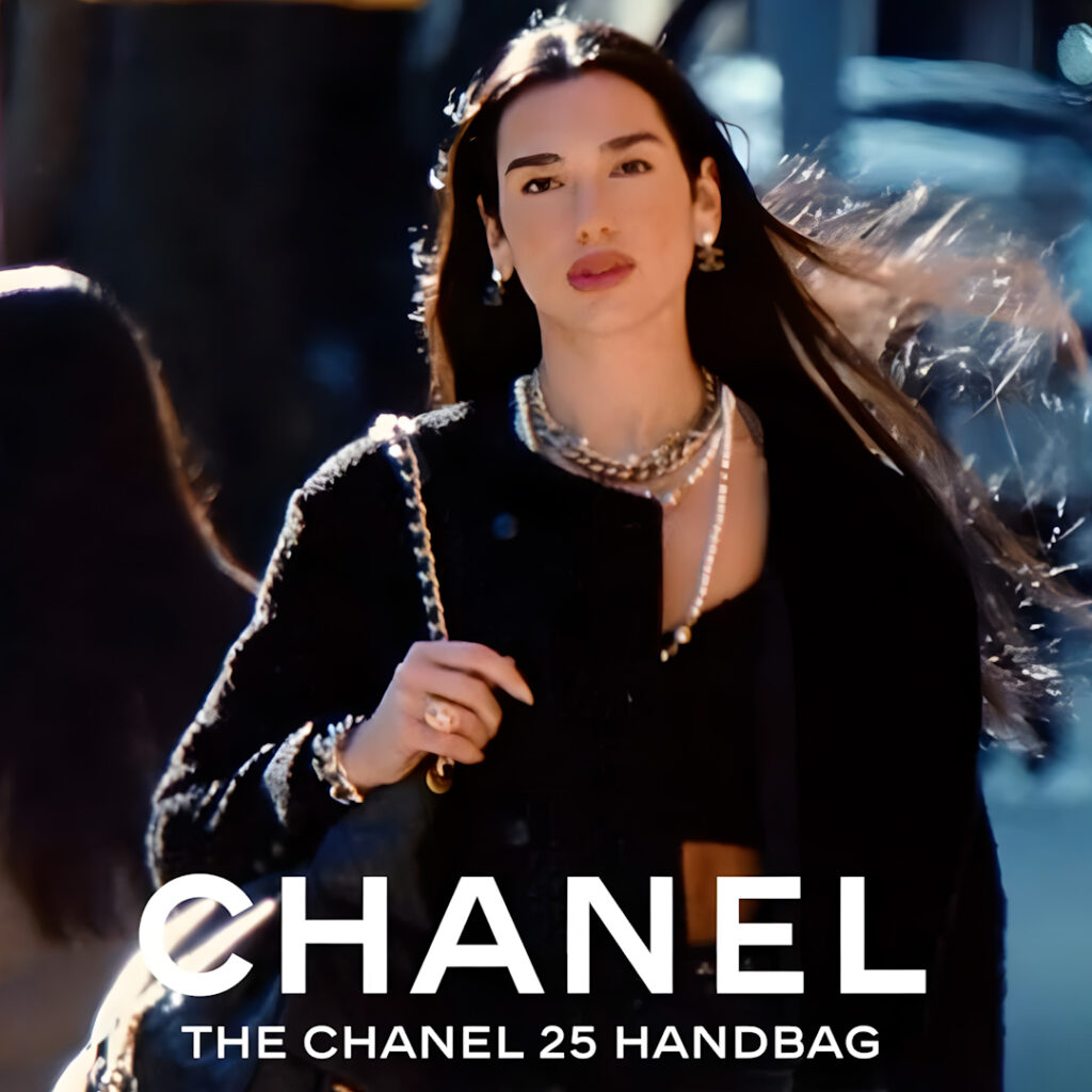 Chanel | H Dua Lipa με την τσάντα που θα κρατήσουμε όλες