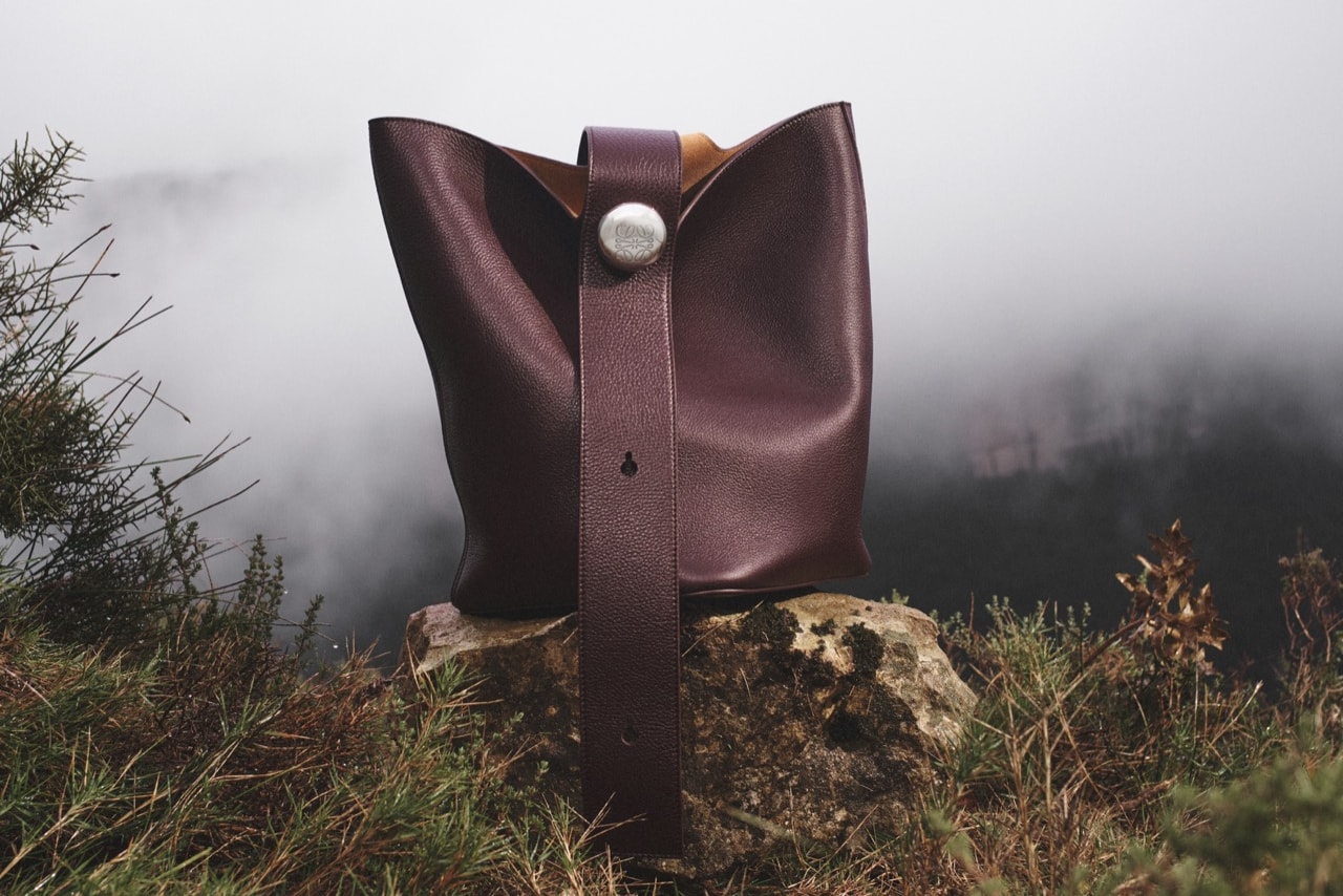 https___hypebeast.com_wp-content_blogs.dir_6_files_2025_01_09_LOEWE_SS25_DAVID_SIMS_CAMPAIGN_STILL_LIFE_RGB_CROPPED_5x4_02-e1736438200940