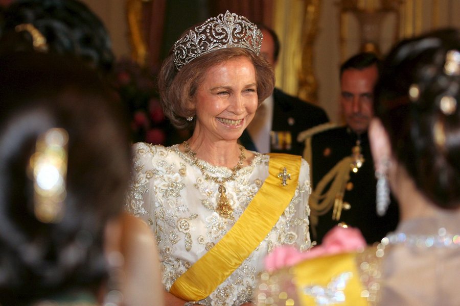 Spain's Queen Sofia present award to Thai King Bhomibol