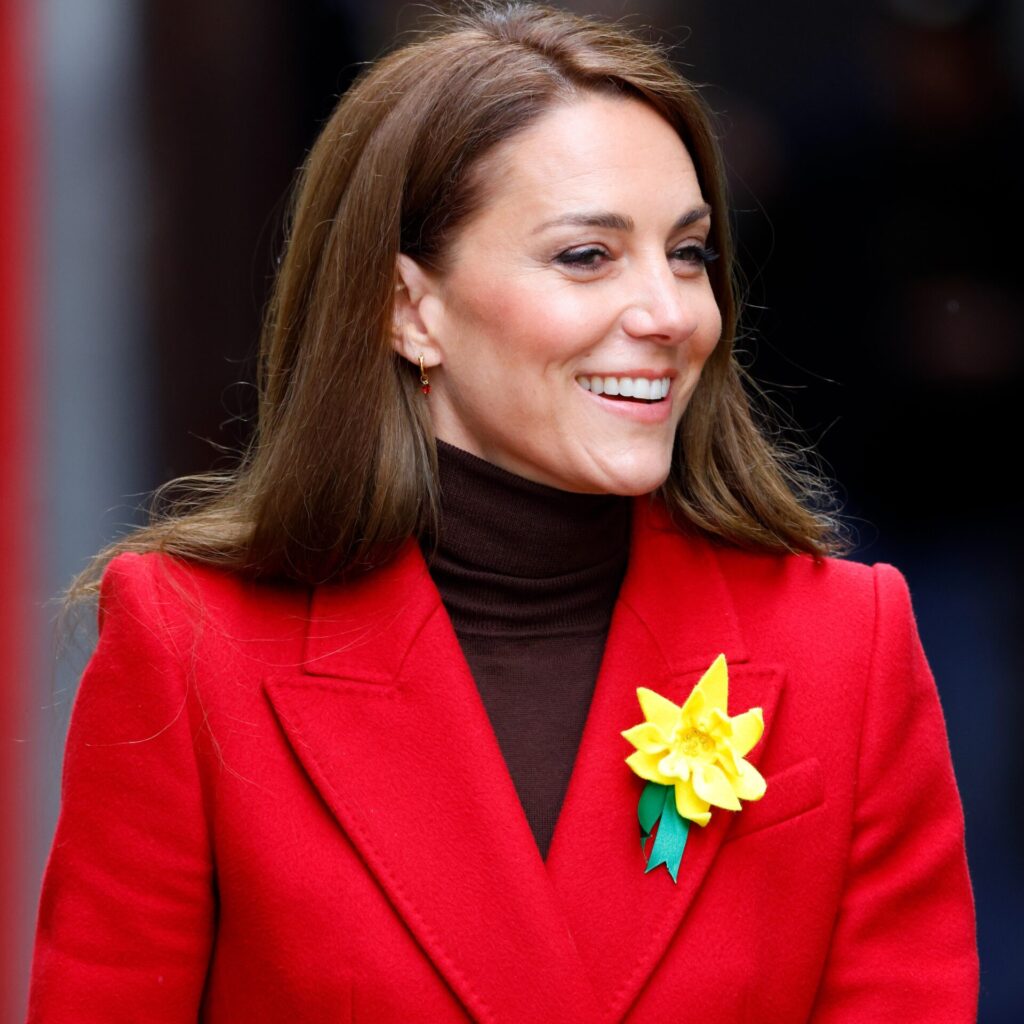 H Kate Middleton με κόκκινο παλτό: Πώς θα το φορέσετε