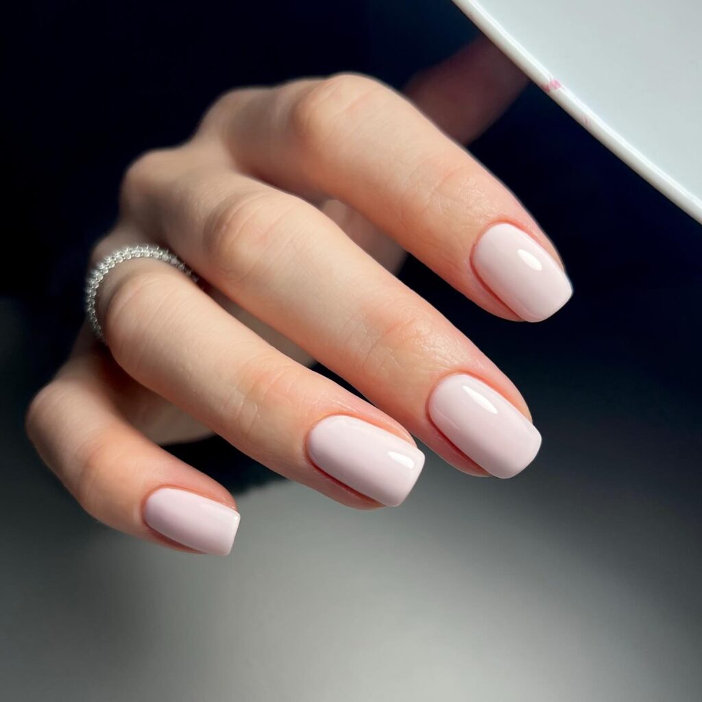 Το Strawberry Milk είναι η νέα τάση για minimal manicure