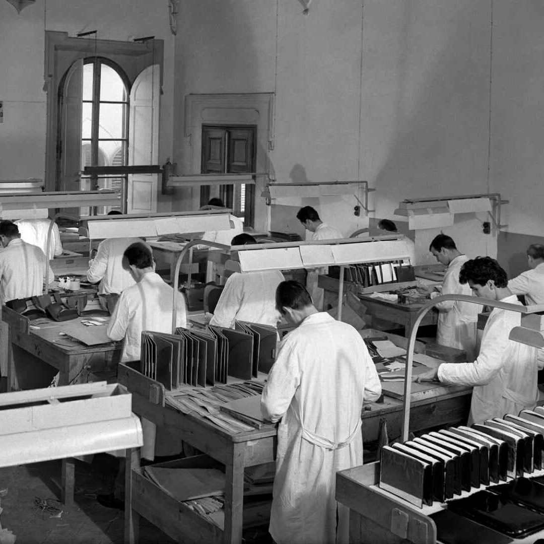 Desktop_Artisans_in_Gucci_workshop__Florence__1953_____Archivio_Foto_Locchi_Firenze