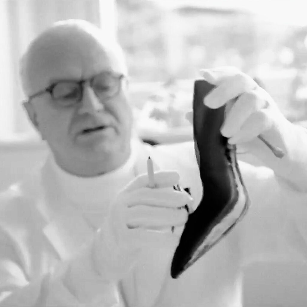 Ο Manolo Blahnik επί το έργον