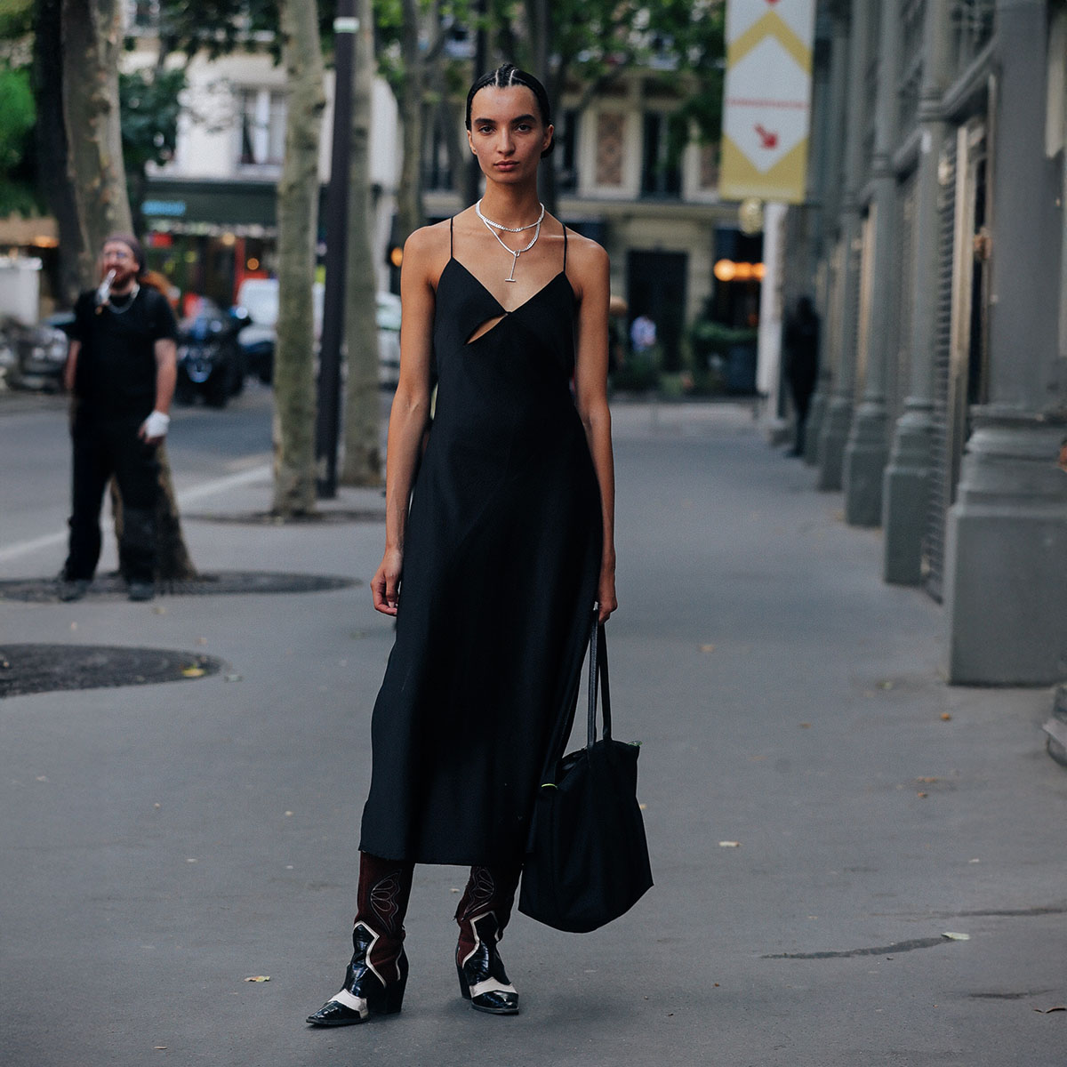 Street Style - Paris Fashion Week - Haute Couture Fall Winter 2022 2023 : Day Three
