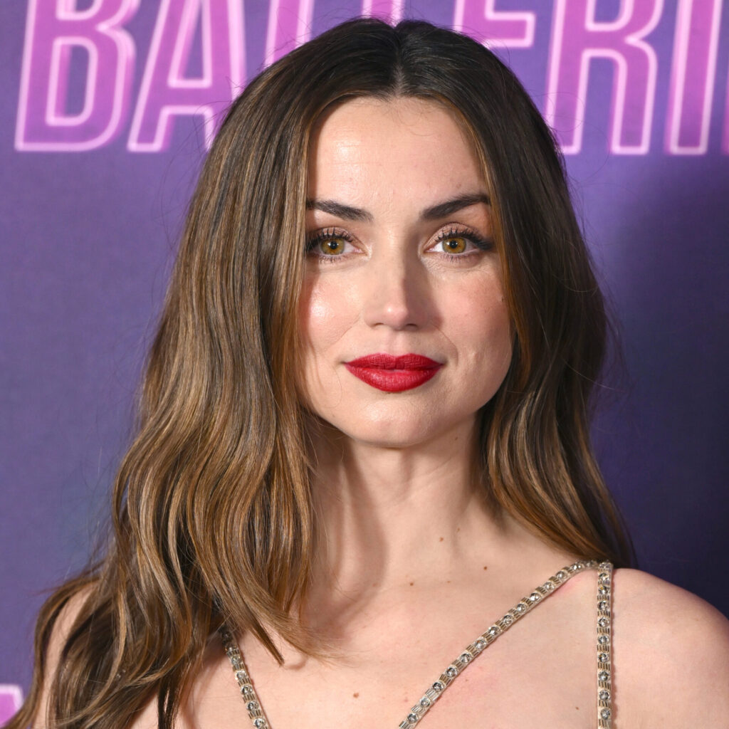 Ana de Armas: Με μακιγιάζ Estée Lauder στην πρεμιέρα του Ballerina