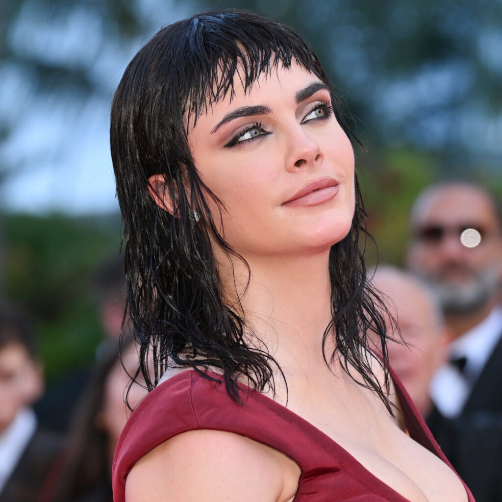 Cara Delevingne: To almost goth look στις Κάννες -έστω και για μια μέρα
