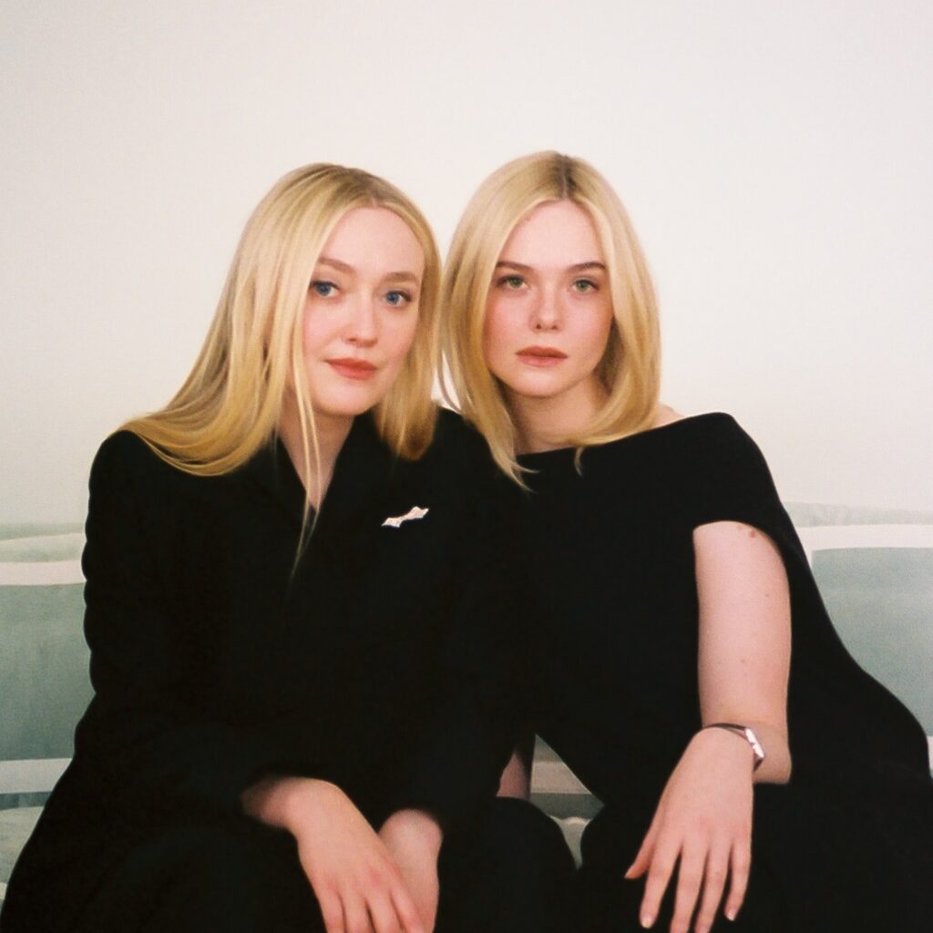 H Elle Fanning ξεσκεπάζει τα social media σε ένα βίντεο 2 λεπτών!