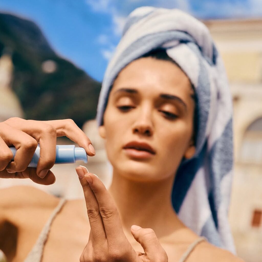 Ό,τι χρειάζεστε για το καλοκαίρι σας σε ένα chic νεσεσέρ