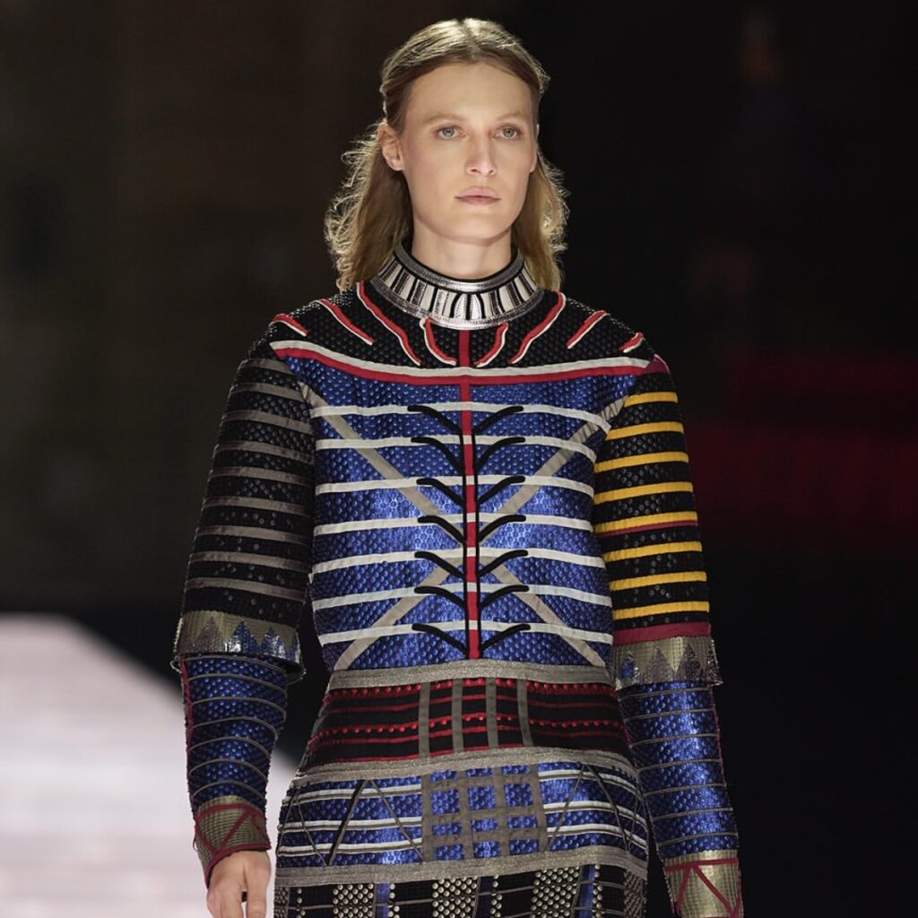 Louis Vuitton Cruise 2026: Μια θεατρική, μεσαιωνική εμπειρία στην καρδιά της Προβηγκίας