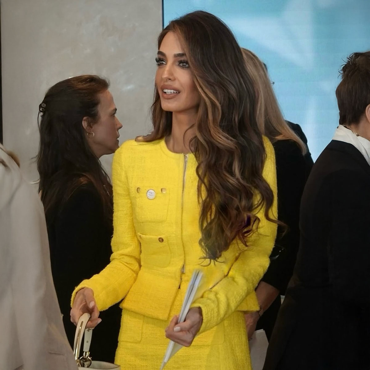 amal-clooney-xriso-forema-kannes-2