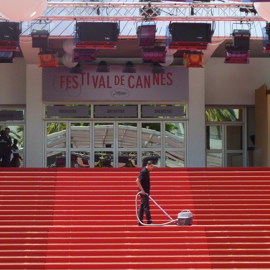 Πώς να περιποιηθείτε το χαλί σας όπως το red carpet των Καννών