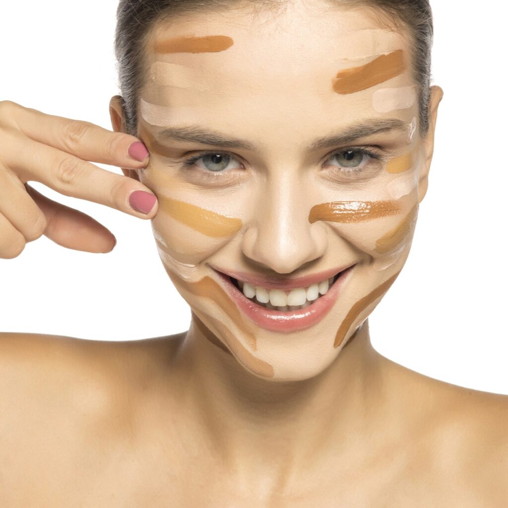 Τι concealer να επιλέξετε μετά τα 50 για να καλύψετε έξυπνα τις ρυτίδες