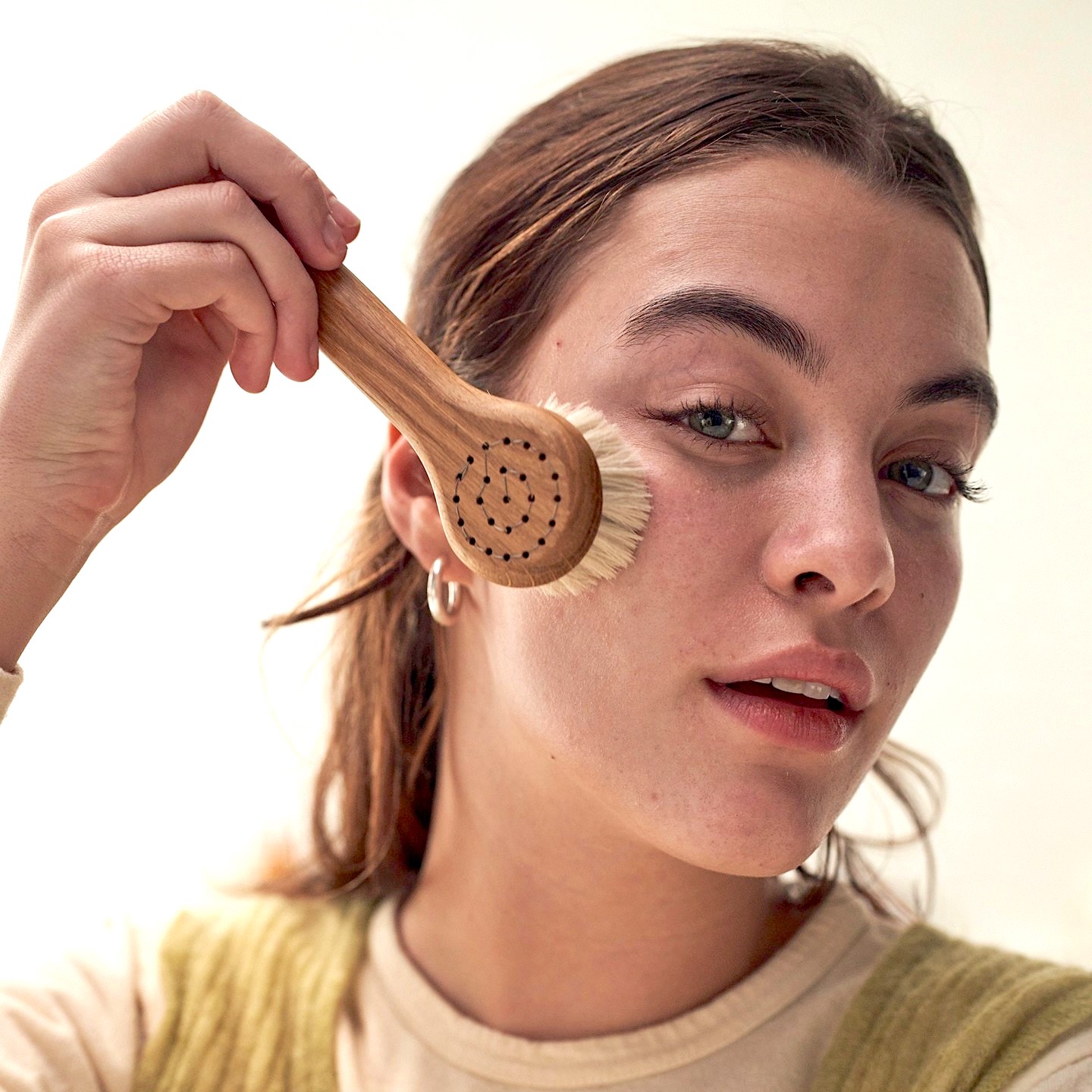 dry-brushing-sto-prosopo_detox_market_gynaika-me-vourtsa-sto-prosopo