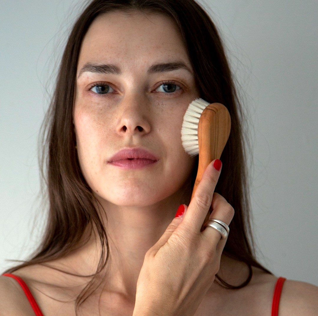dry-brushing-sto-prosopo_gynaika-me-vourtsa-sto-prosopo-djusie_official