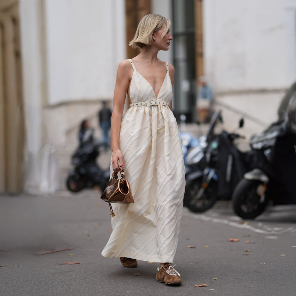 Καλοκαιρινά φορέματα + Sneakers: Πώς να φορέσετε τα 2 αγαπημένα σας κομμάτια