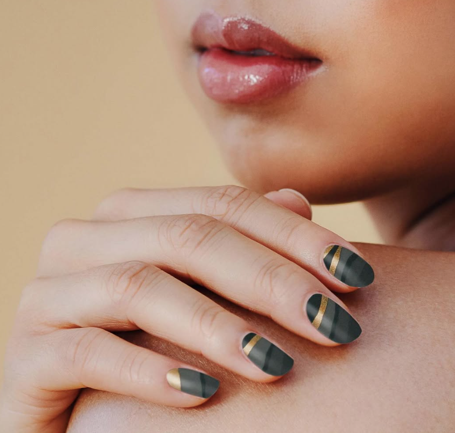 Gel strips: Το nail trend που θα αλλάξει τη σχέση σας με το μανικιούρ
