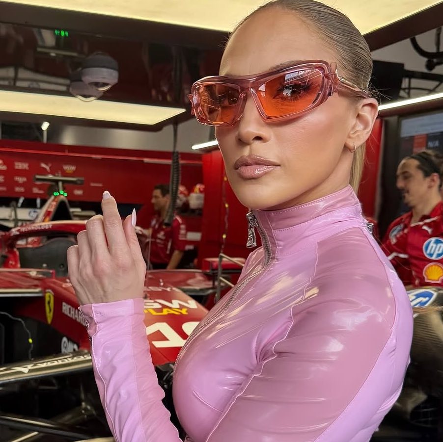 JLo nails it! Το glazed pink trend είναι το νέο μανικιούρ