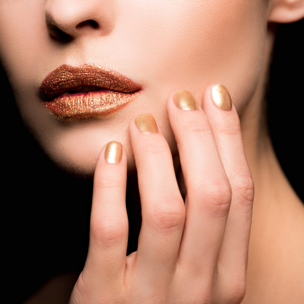Gold nails: Ιδέες για μανικιούρ με χρυσές λεπτομέρειες