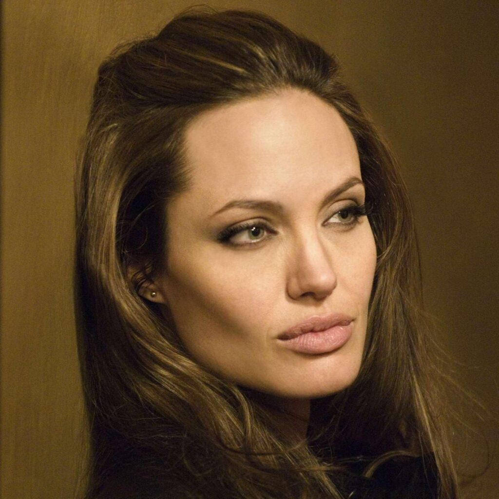 Από star σε νονά: Ποιους θα “βαφτίσει” η Angelina Jolie στις Κάννες;