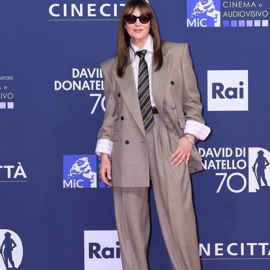 Η Monica Bellucci με power dressing στο κόκκινο χαλί