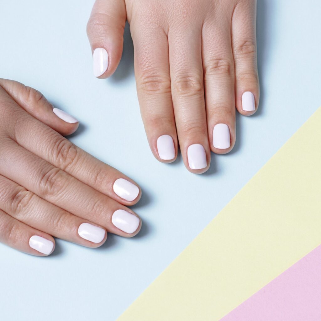 Πολύχρωμο milky manicure: Το απόλυτο trend για το φετινό καλοκαίρι