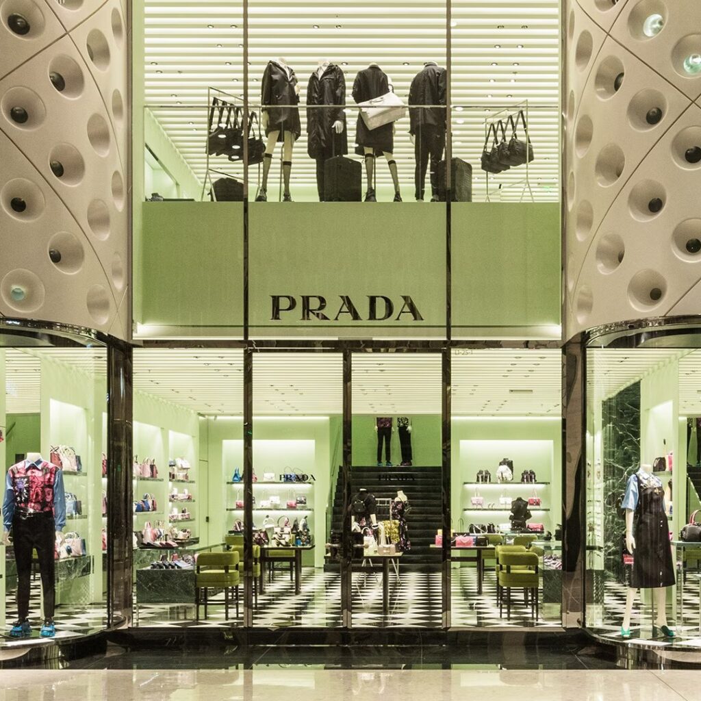 Εκπτώσεις τέλος! Πώς Prada, Balenciaga και Valentino αλλάζουν το παιχνίδι στην Κίνα