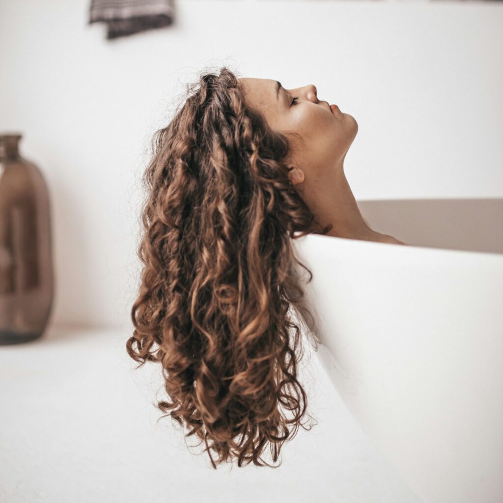Η νέα beauty ιεροτελεστία λέγεται Scalp Detox  + 3 προϊόντα που κάνουν τη διαφορά