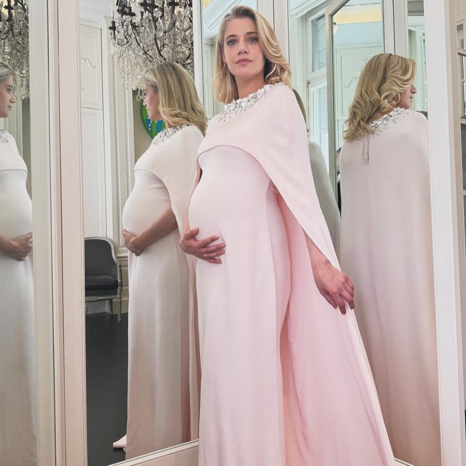 Τζένη Θεωνά: Με baby pink δημιουργία Celia Kritharioti στη Eurovision