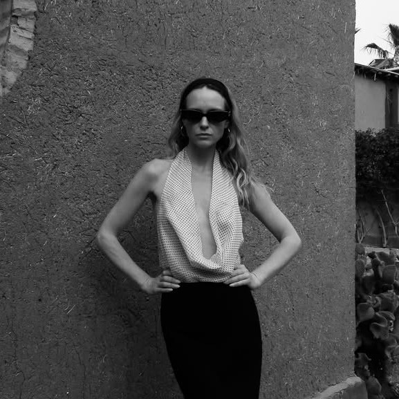 Halter neck τοπ: 3 στιλ να το φορέσετε με φαρδύ παντελόνι