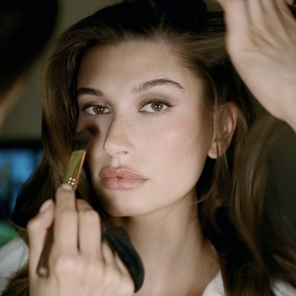 Hailey Bieber: Το κορίτσι που έγινε Estée Lauder σε μια νύχτα