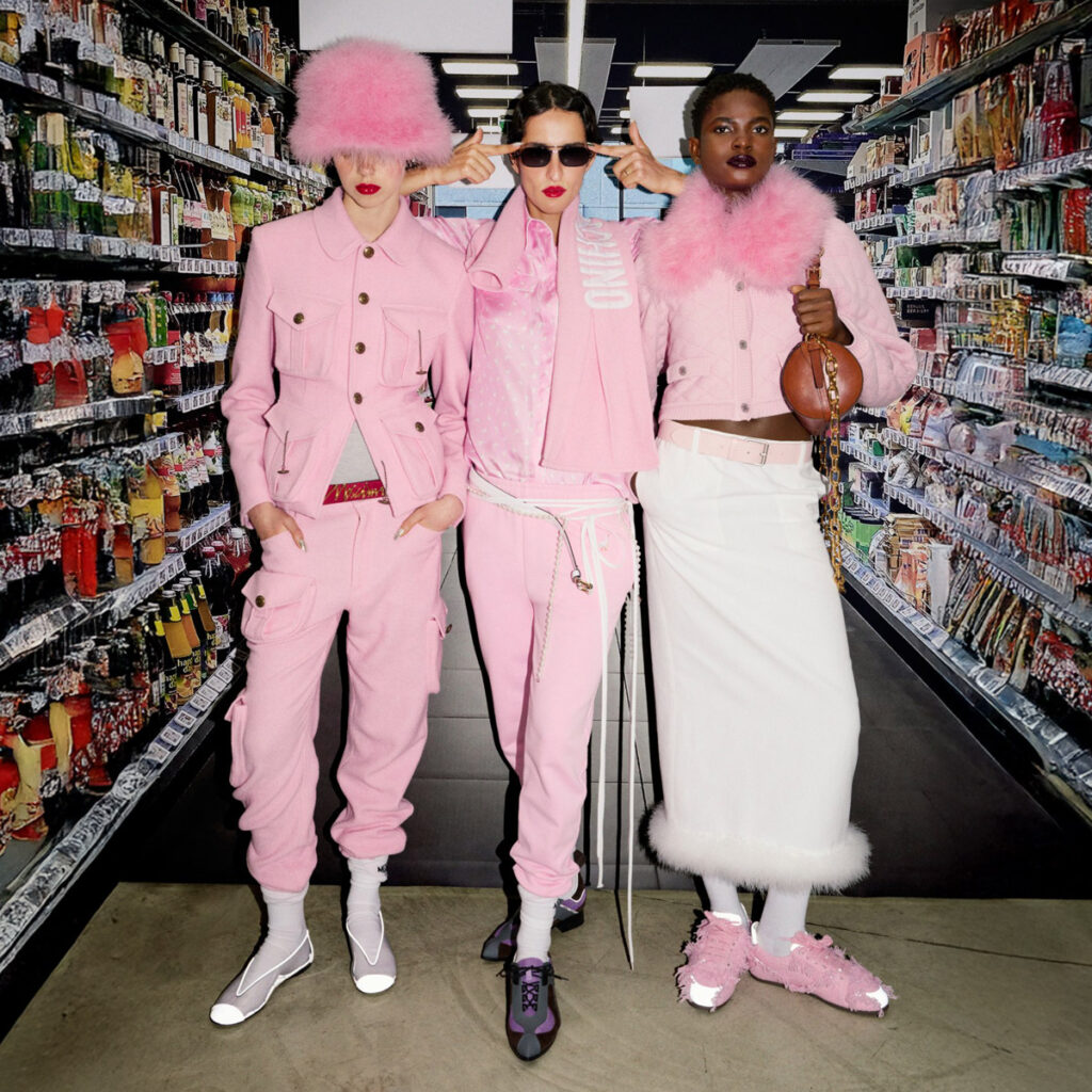 Moschino Resort 2026: Από το Λας Βέγκας στο Grand Canyon με στάση στο σούπερ μάρκετ