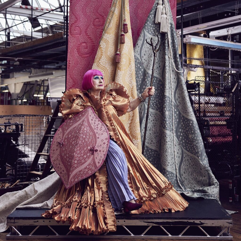 Η Zandra Rhodes, “Η πριγκίπισσα του Πανκ”, εκποιεί επιλεγμένες δημιουργίες της