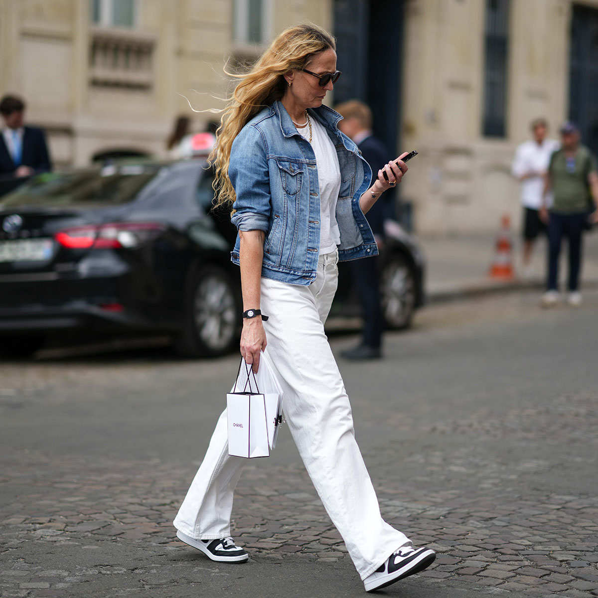 Street Style - Paris Fashion Week - Haute Couture Fall/Winter 2023/2024 - Day Two