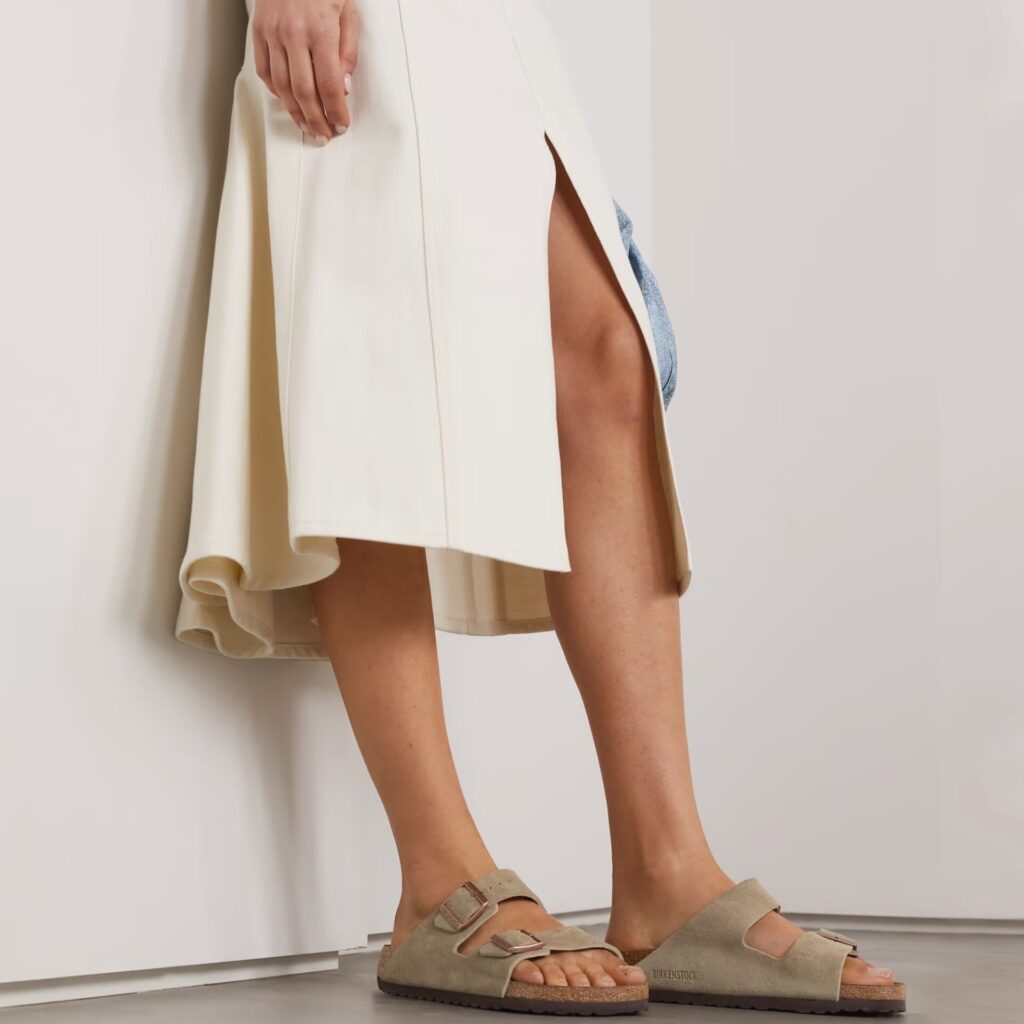 Πώς να συνδυάσετε κομψά τα Crocs και τα Birkenstock