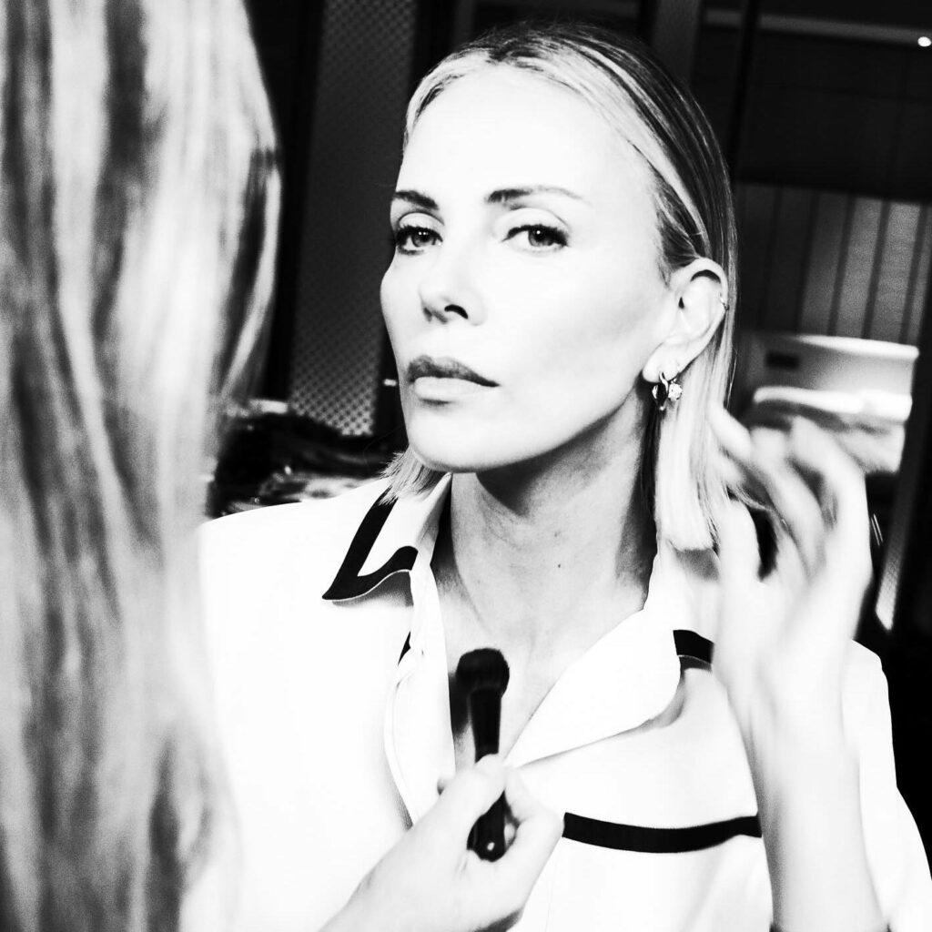 To half moon manicure της Charlize Theron