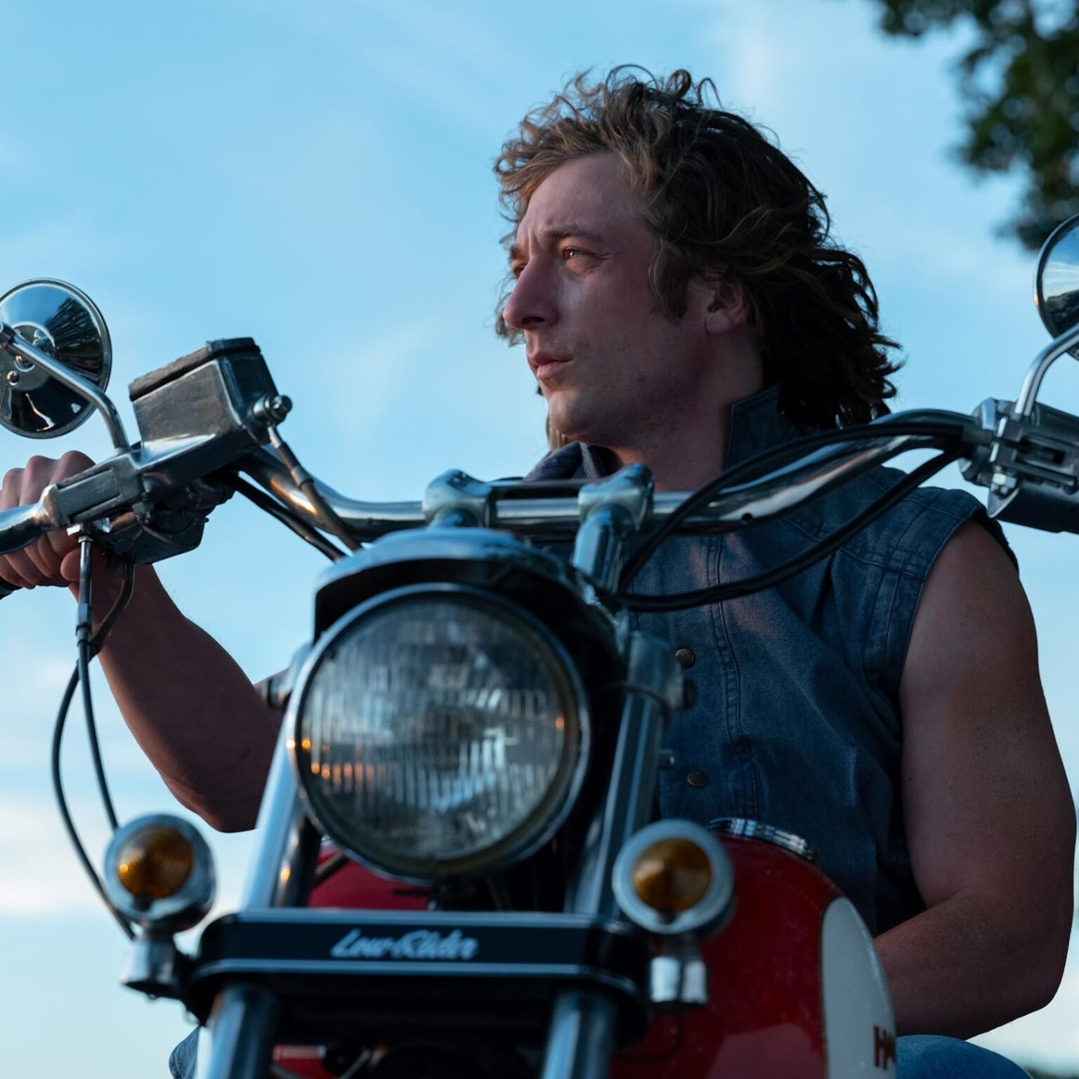 Jeremy Allen White: Ο νέος πρεσβευτής του οίκου Louis Vuitton
