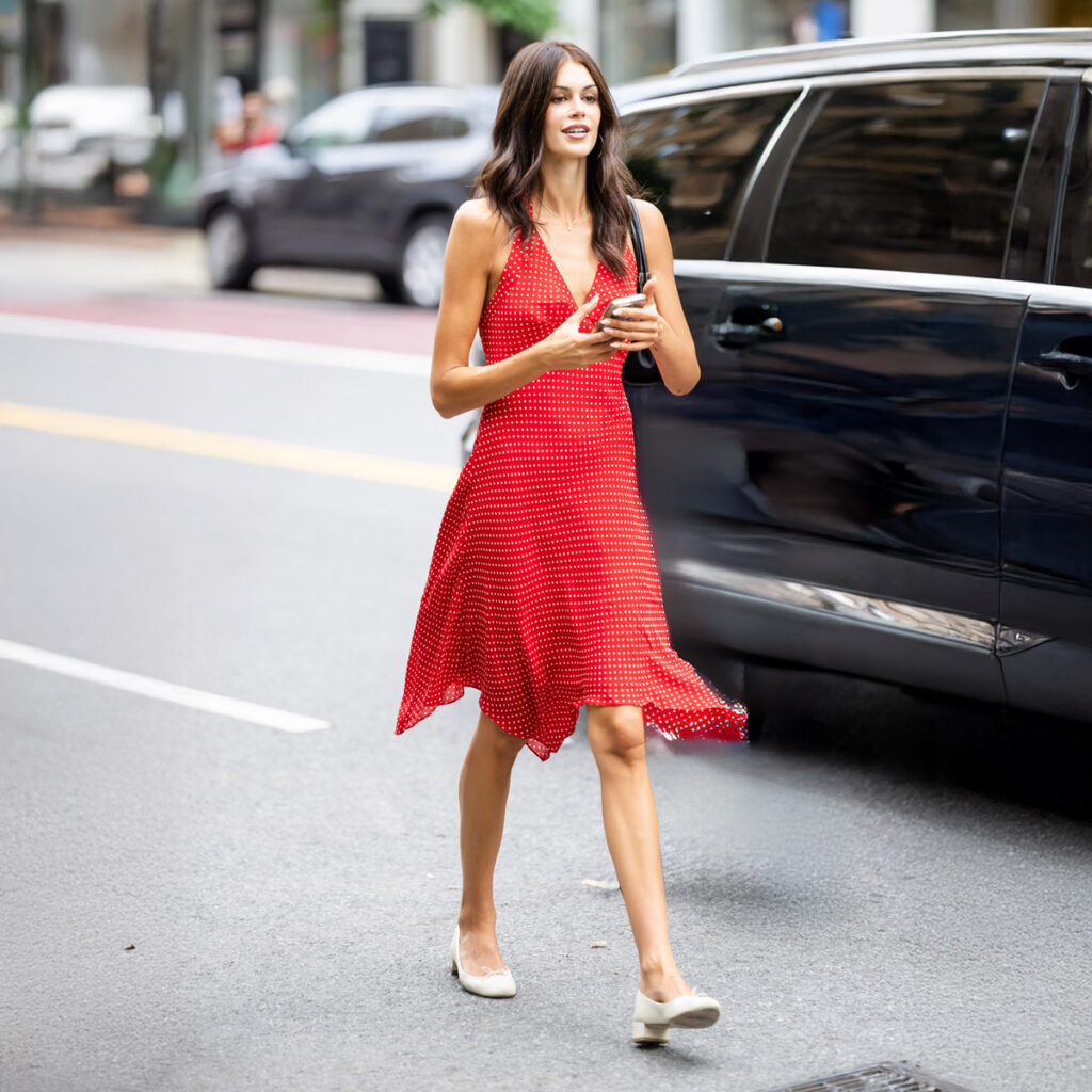 Η Kaia Gerber με πουά φόρεμα: Tο βρήκαμε από €14