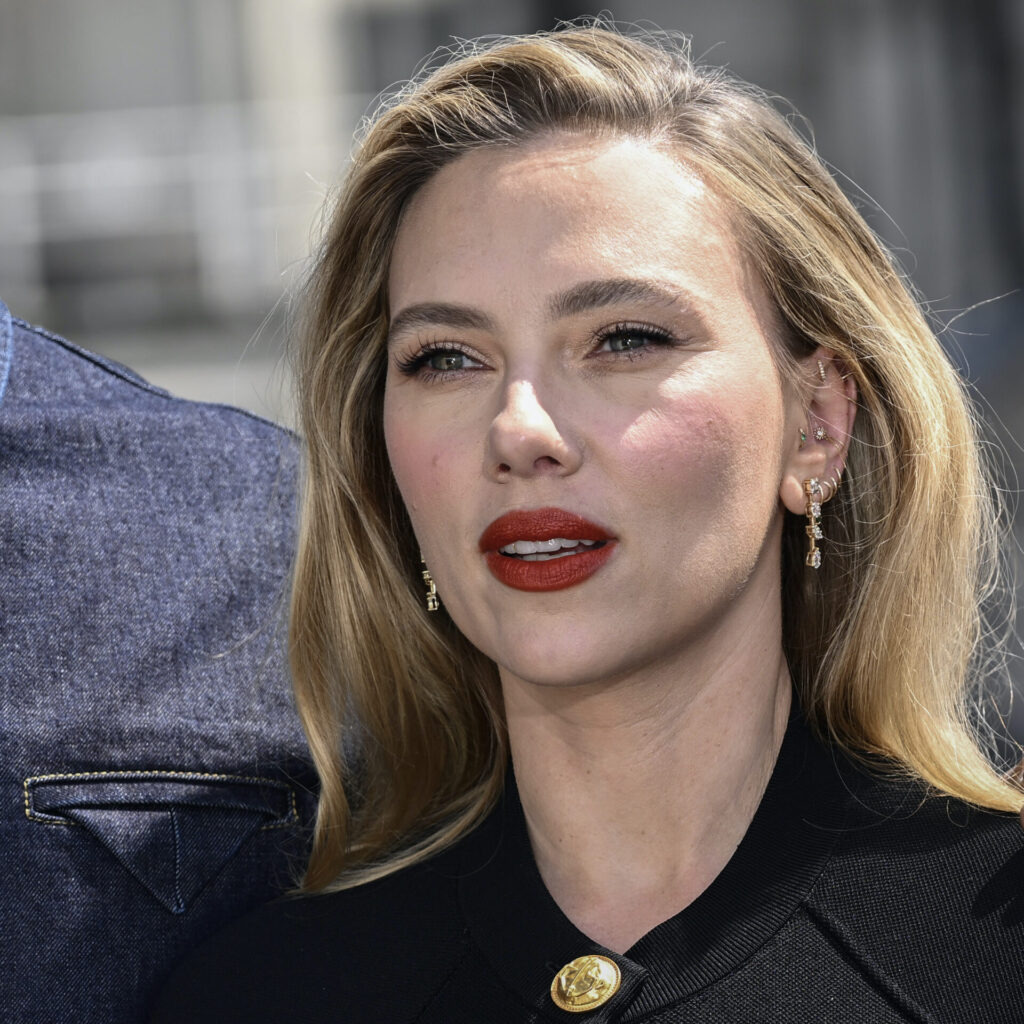 Scarlett Johansson: Βρήκαμε ποιο είναι το εντυπωσιακό κόκκινο κραγιόν της