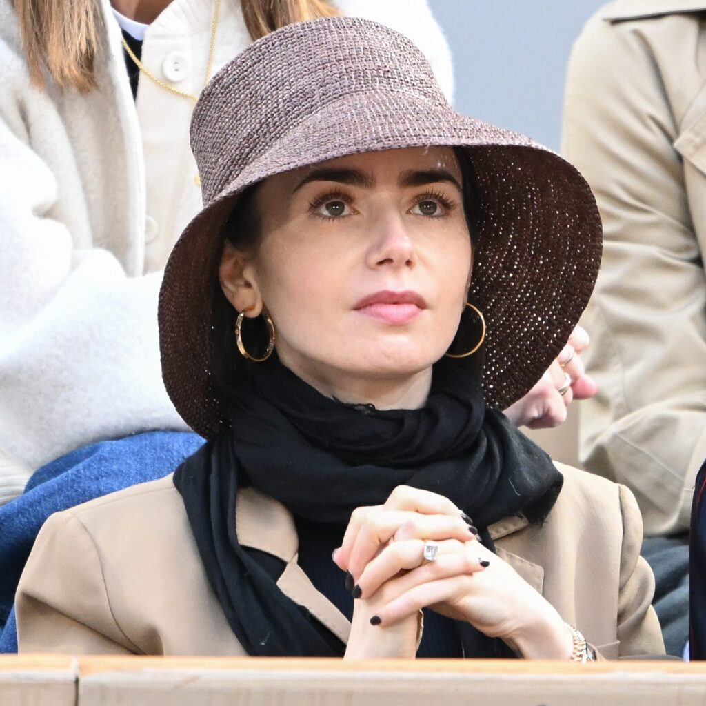 Βρήκαμε το bucket hat της Lily Collins από 18 ευρώ – Θα το φορέσετε;