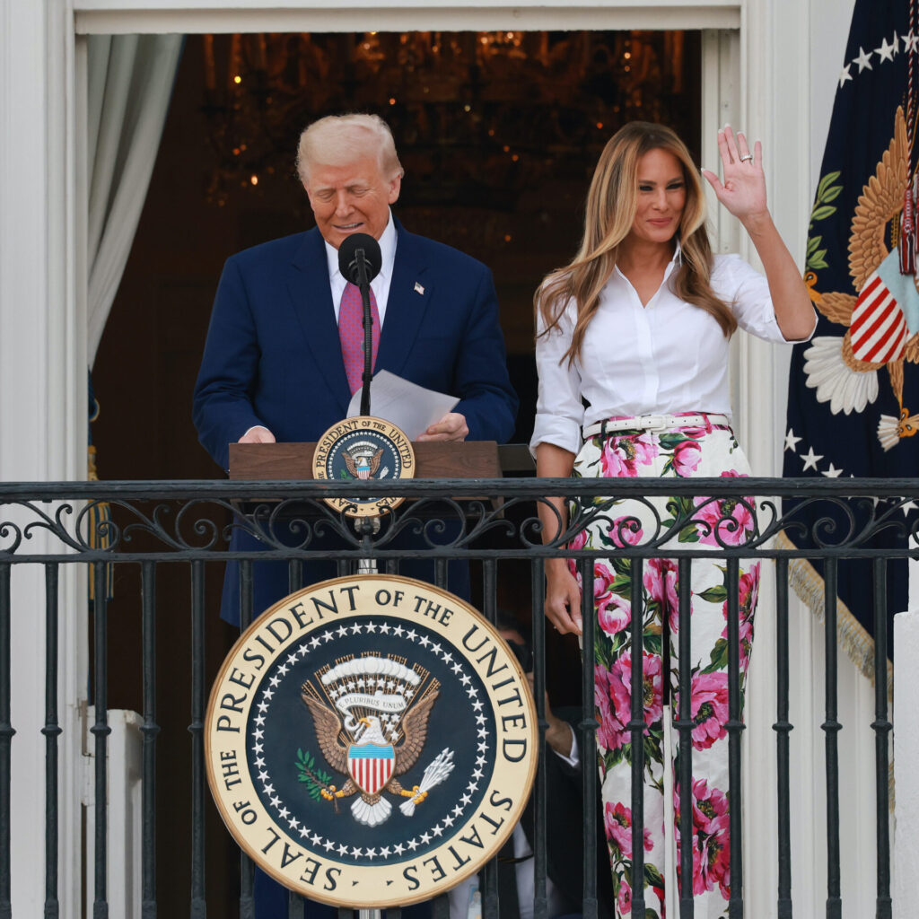 Melania Trump: Πόσο κοστίζει το floral παντελόνι της;