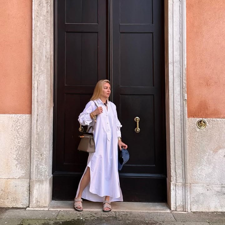 3 chic outfits για τις διακοπές που κολακεύουν μετά τα 40