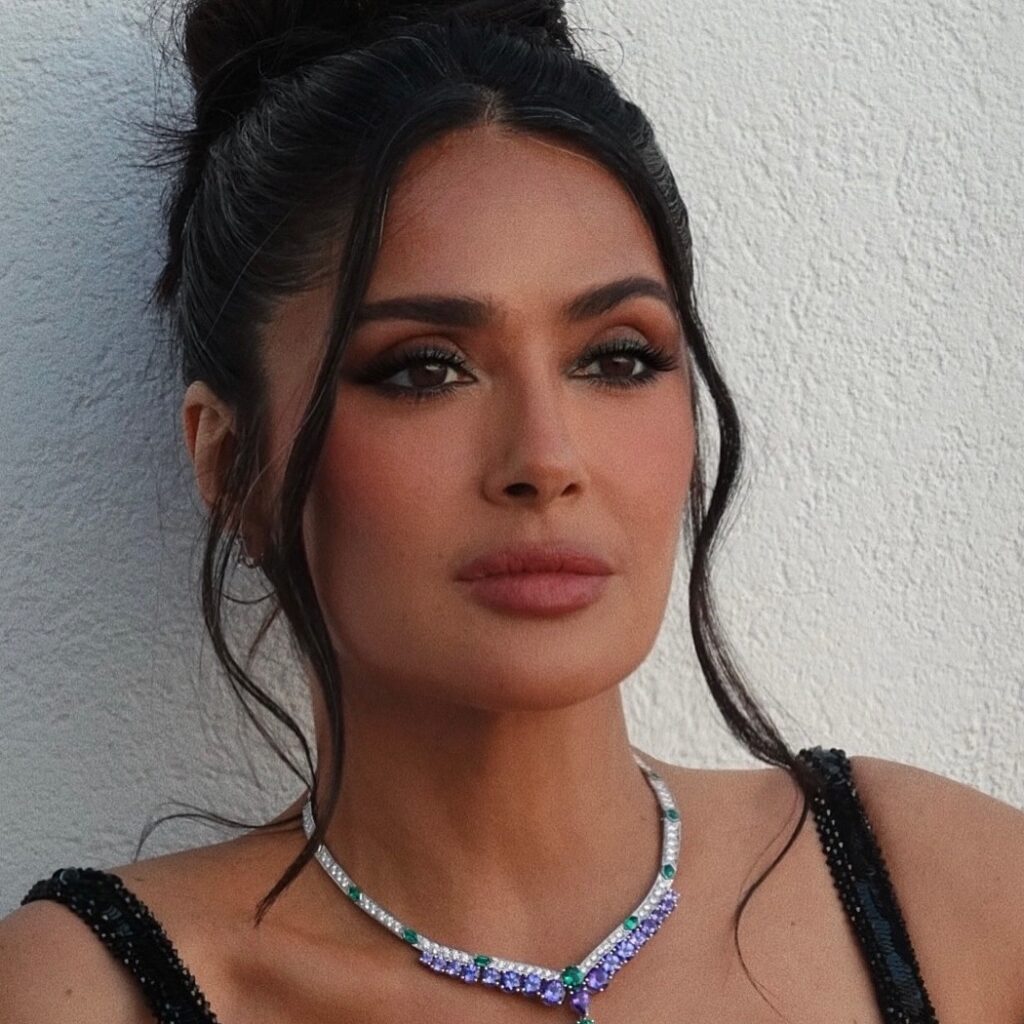 Salma Hayek: Ένα έξυπνο τρικ για να καλύπτει τα γκρίζα