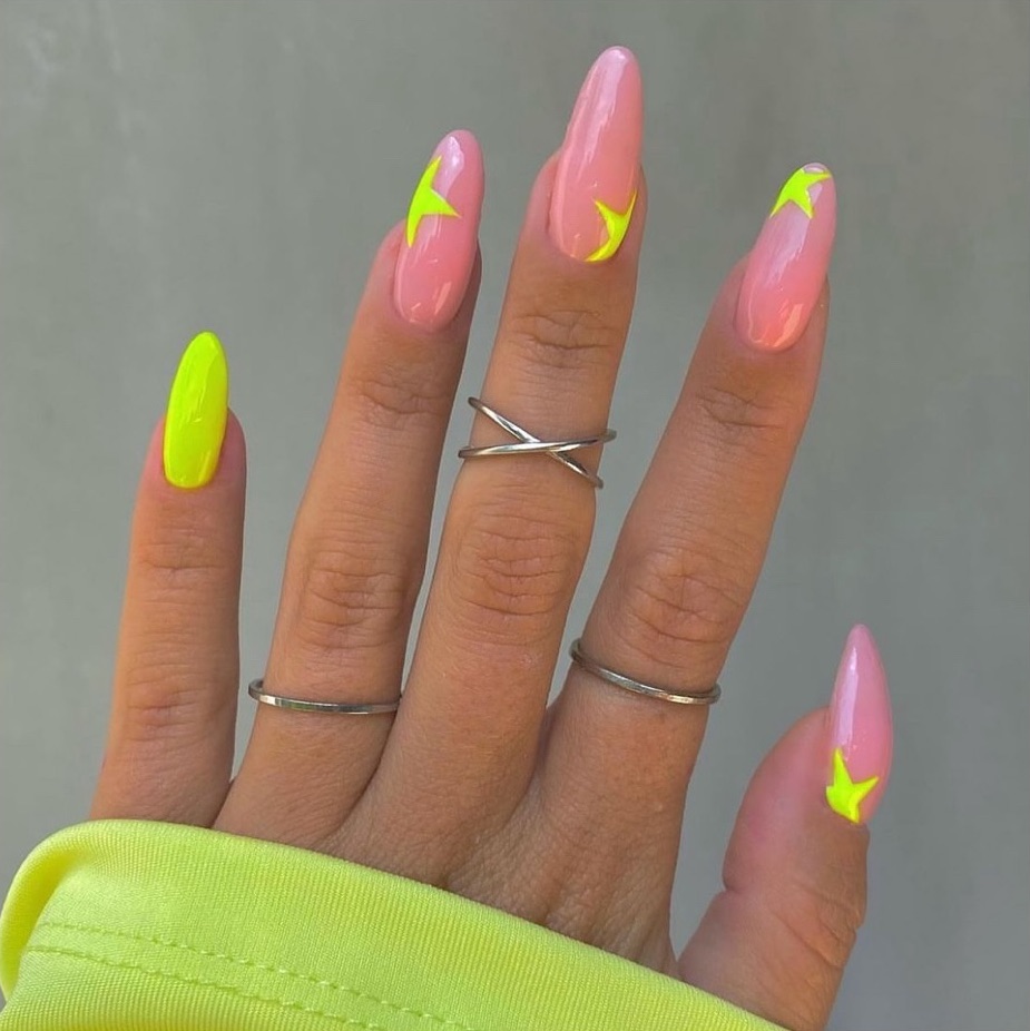 Star manicure: Τα αστέρια είναι τάση