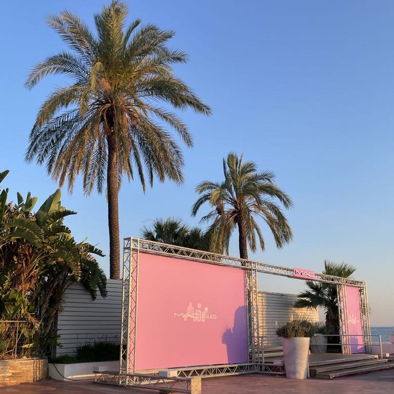 Η MAC Cosmetics στρέφει την προσοχή στα χείλη με το Lipglass Air | Τι είδαμε στο λανσάρισμα