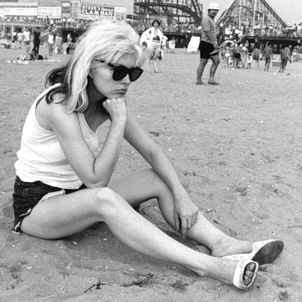 Τζιν σορτς ή jorts: 3 looks για να τα φορέσετε σε βραδινή έξοδο