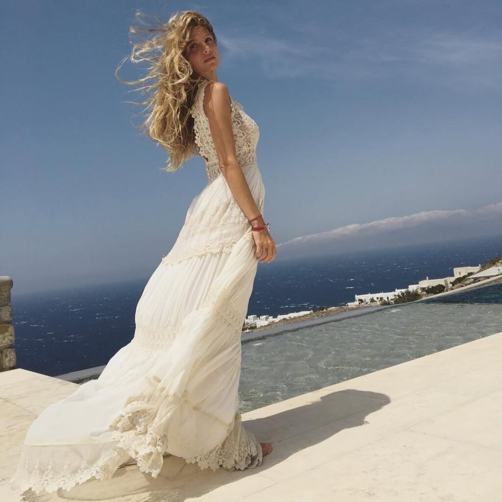 Beach wedding: Bρήκαμε τα ιδανικά νυφικά 4 Ελλήνων σχεδιαστών