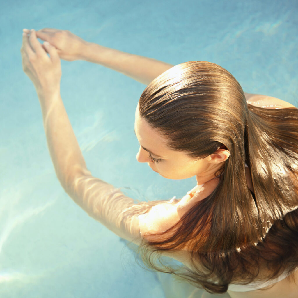 5 hair tips για να προστατεύσετε τα μαλλιά σας από το αλάτι και το χλώριο