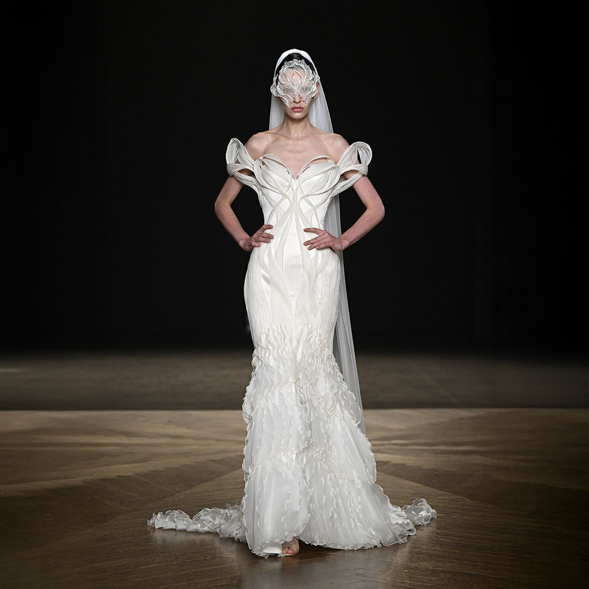 Iris Van Herpen: Runway - Paris Fashion Week - Haute Couture Fall/Winter 2025/2026