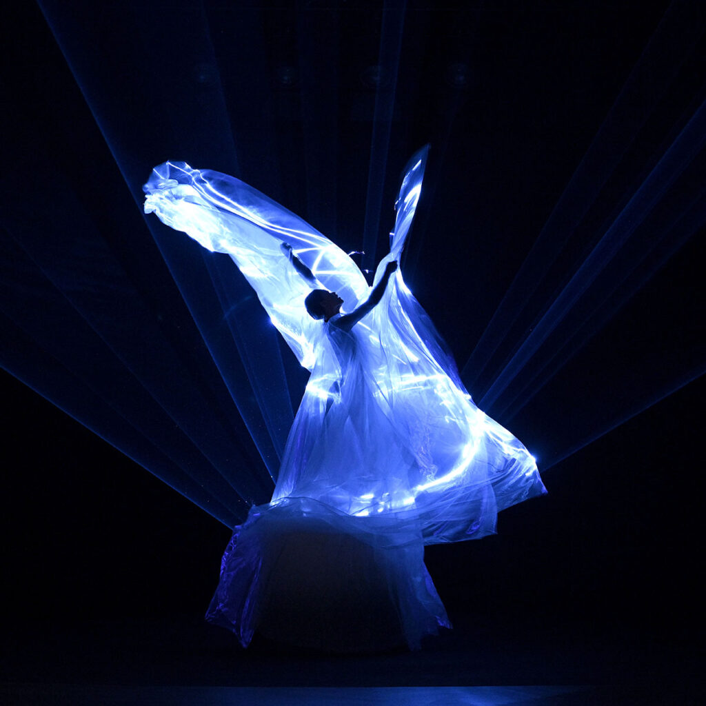 Η Iris Van Herpen μεταμορφώνει την πασαρέλα σε ζωντανή τέχνη