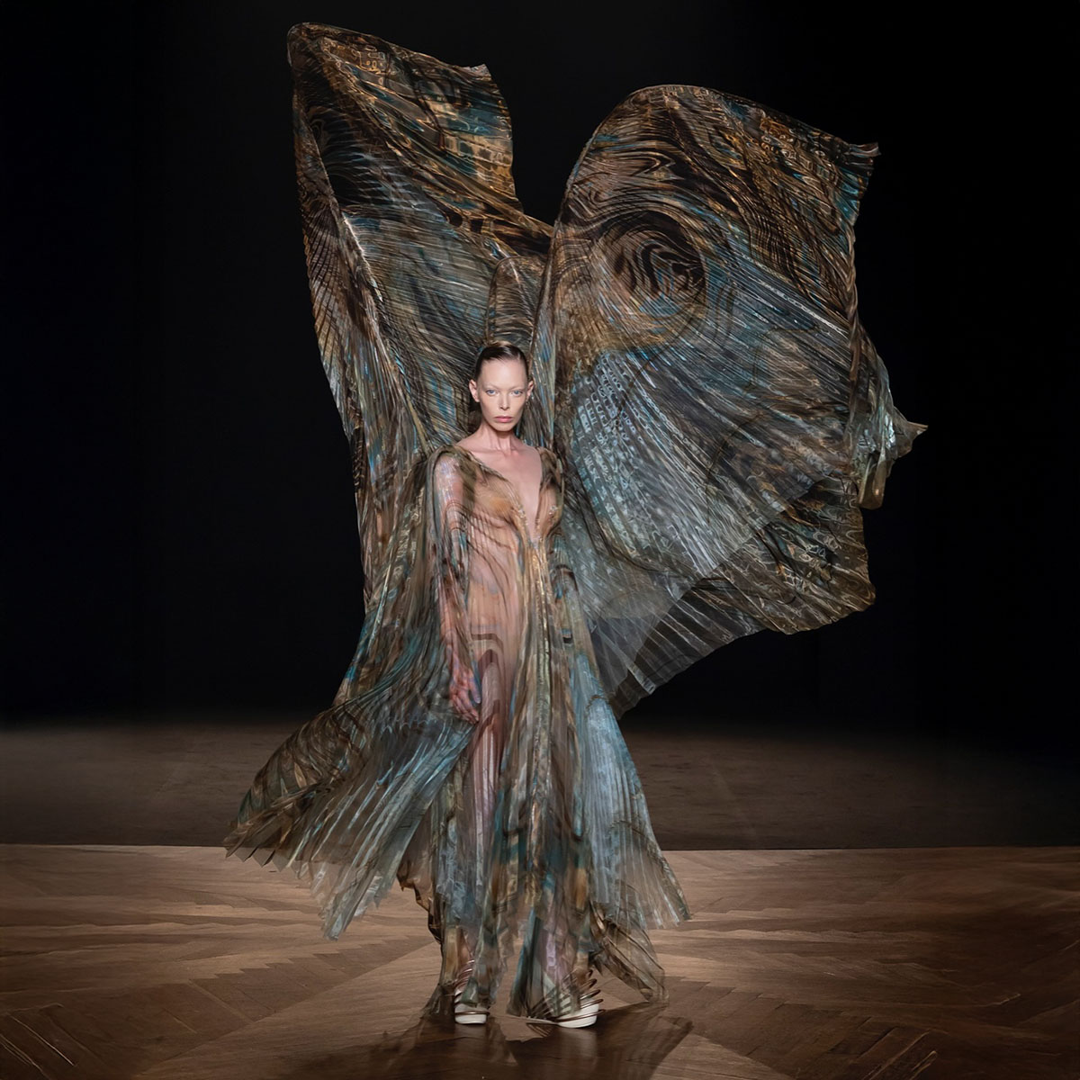 iris van herpen-1 (3)